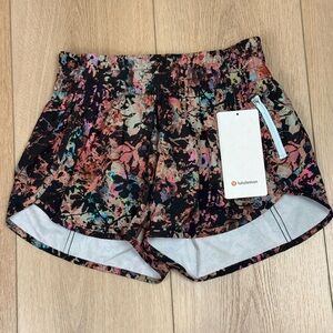 NWT Lululemon Tracker Shorts 4” Size 6 Stencil Blossom Multi